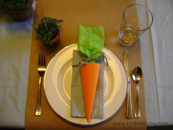 Easter Tablescape {Tutorial and Free Printable} - finddailyjoy.com