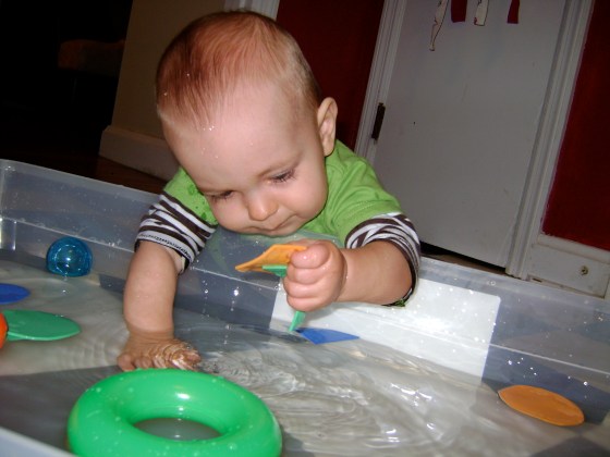 Water Sensory Bin {Playing With Baby, Day 6} - finddailyjoy.com