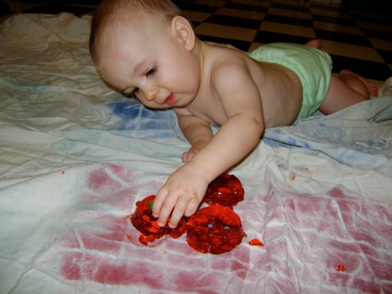 Digging In Jello {Playing With Baby, Day 11} - finddailyjoy.com