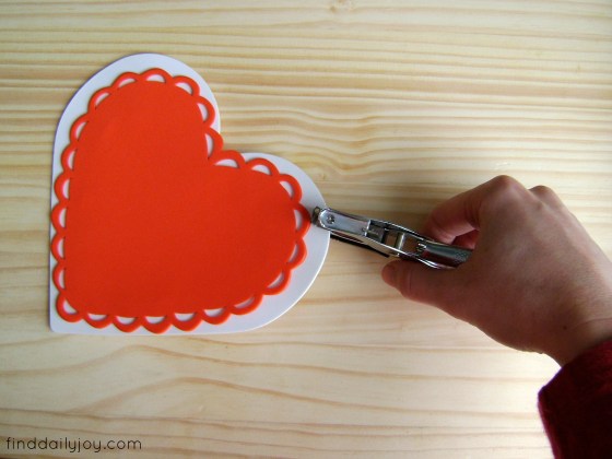 Valentine's Day Garland {Tutorial} - finddailyjoy.com