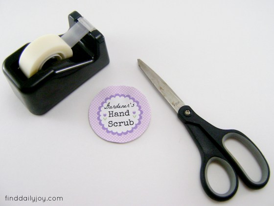 Gardener's Hand Scrub {Tutorial and Free Printable} - finddailyjoy.com
