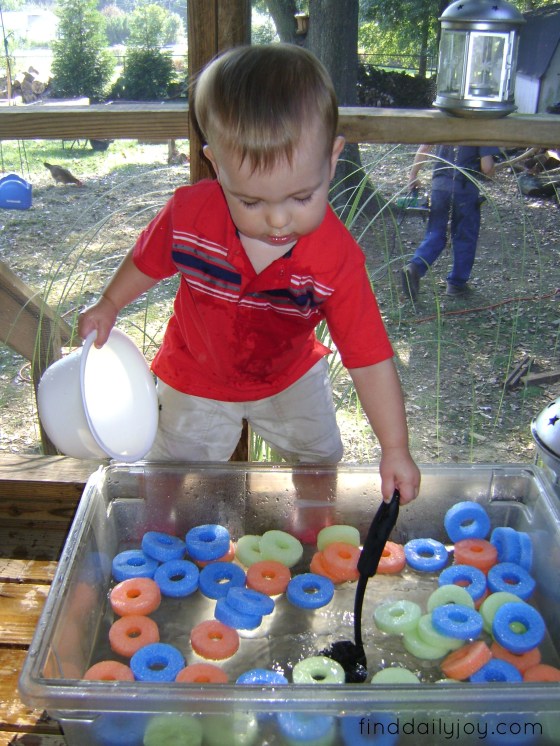 Froot Loops Water Sensory Bin {Playing With Toddler} - finddailyjoy.com
